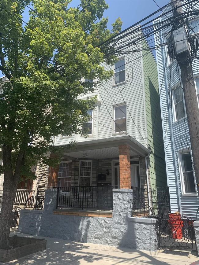 Building Photo - 210 Maple St Unit 3 Rental