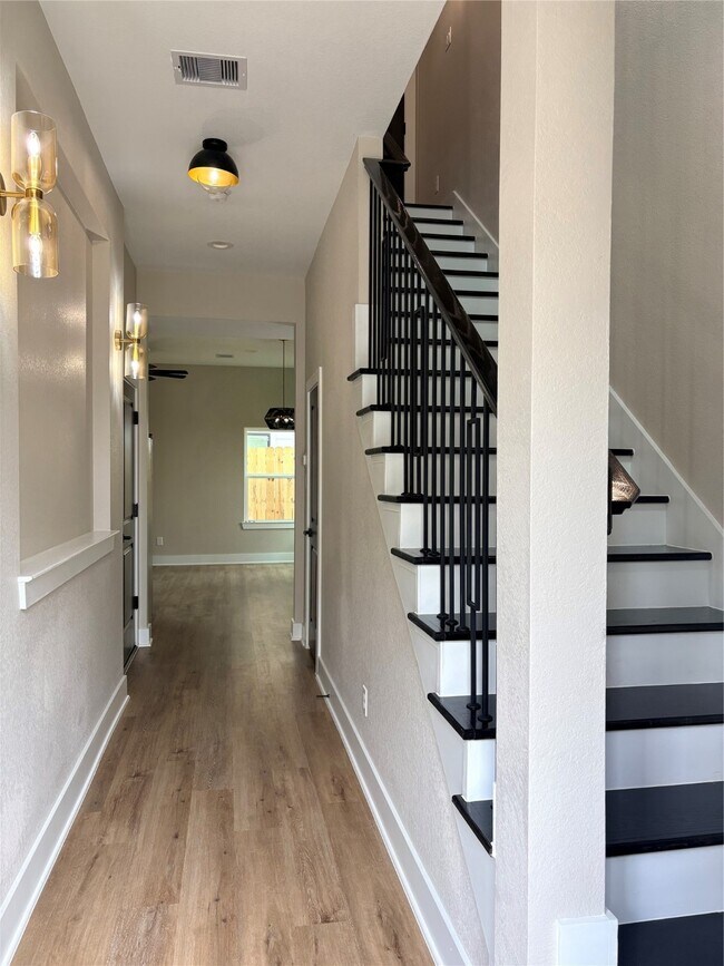 Photo - 2105 Esther Dr