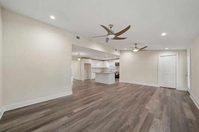 Photo - 1034 W 43rd St