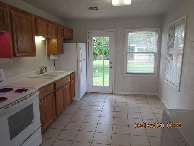 Photo - Located walking distance to Cameron University and Comanche Hospital !!
