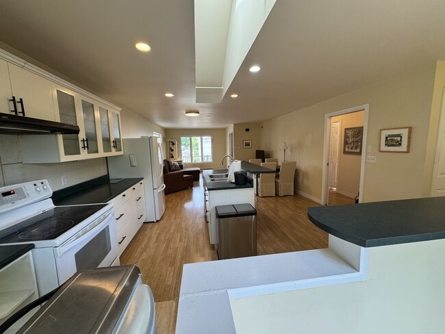 Photo - 331 Robinson St