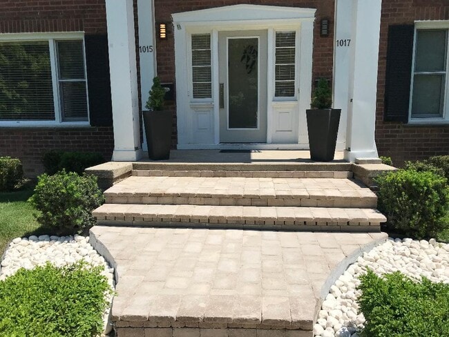 Front entrance - 1017 Henrietta St Unit 1017