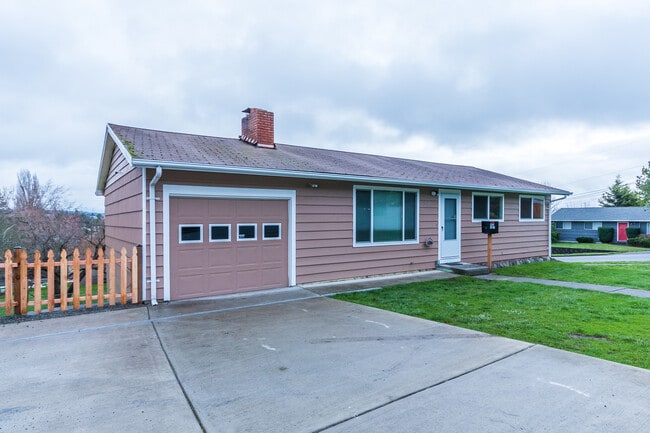 Building Photo - 4 Bed 2 bath Home in the Heart of Oak Harbor