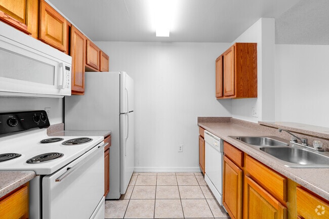 2BR, 2BA - 1,006SF - Kitchen - Valencia Trace Apartments