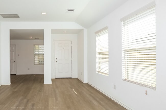 Photo - 919 Silver Birch Br