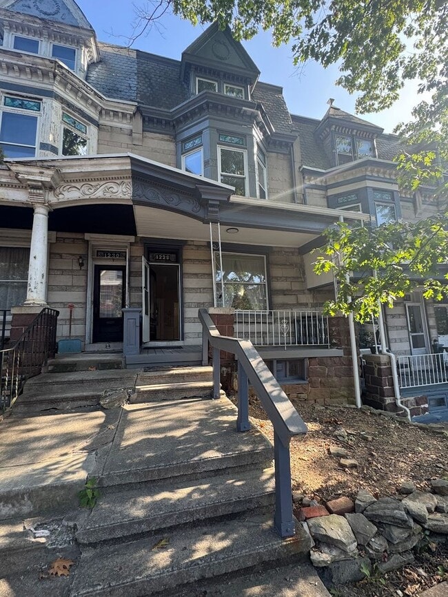 Building Photo - Spacious 5 Bedroom/ 2 Bath House for Rent