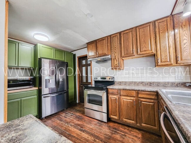 Photo - Great Deal !!! 4 Bedroom 1 Bath Home in Des Moines