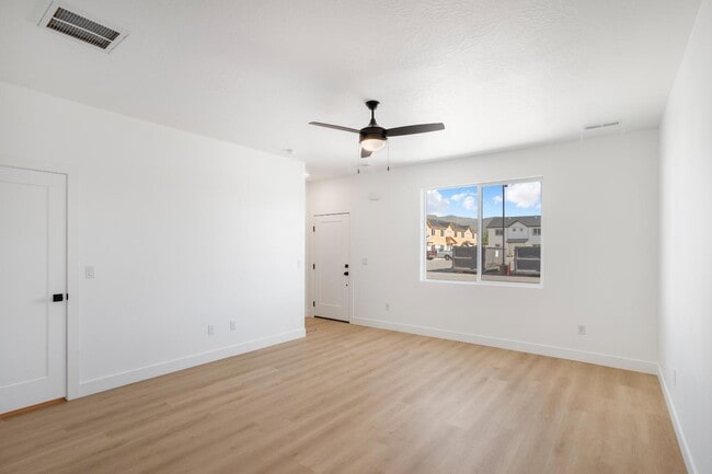 Photo - 1 W 2925 N Cir
