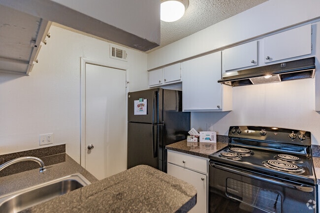 1HAB, 1BA - 648SF
