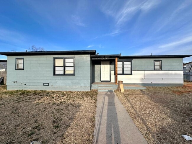 Building Photo - 3120 Chestnut Ave