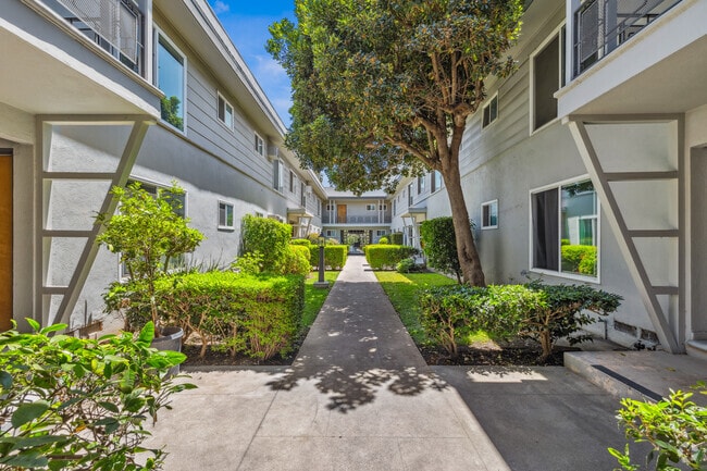 Building Photo - 1769 N Orange Dr Rental