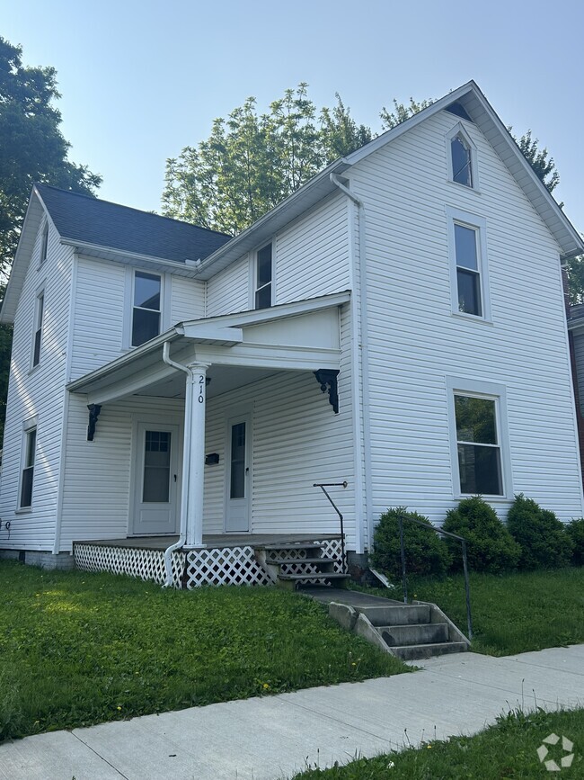 Building Photo - 210 S Plum St Rental