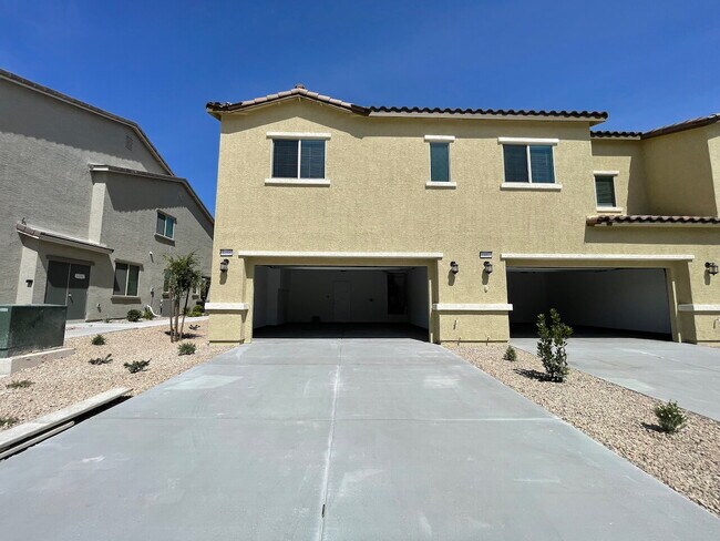 GATED 4 BED 2.75 BATH 2 CAR GARAGE TOWNHOUSE w/ LOFT & BED + BATH DOWNSTAIRS!