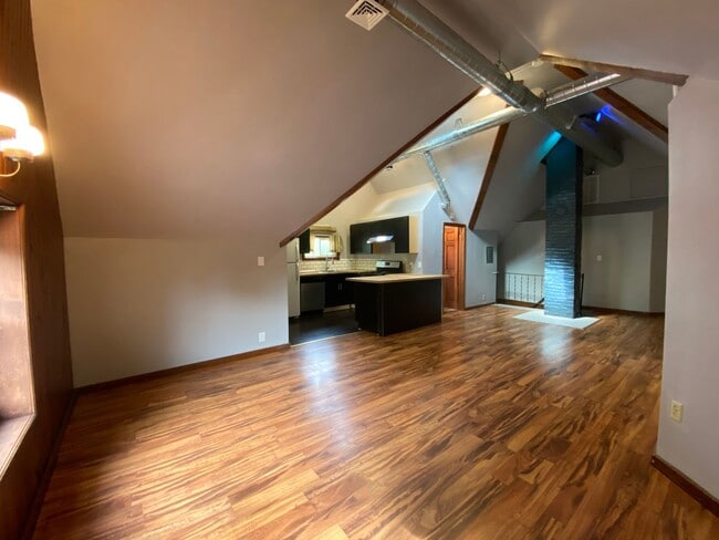 Building Photo - Downer upper house