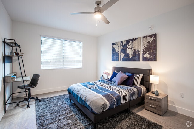 2BR, 2BA - 972SF