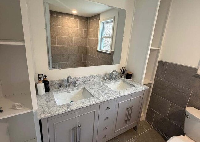 Photo - 633 Coates St