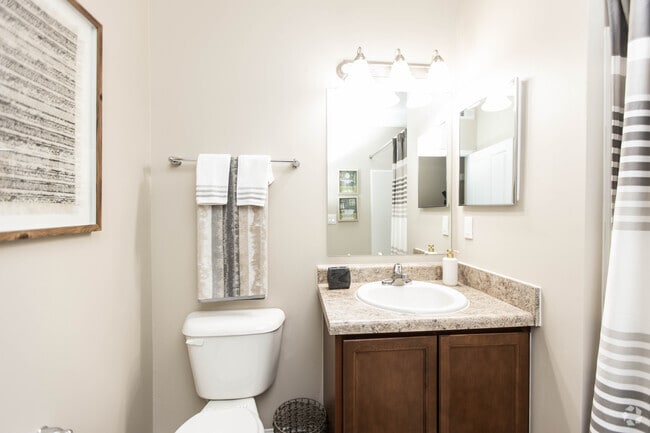 2BR, 2BA - 904 SF