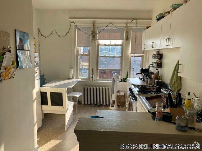 Building Photo - 1788 Beacon St Unit 7 Rental