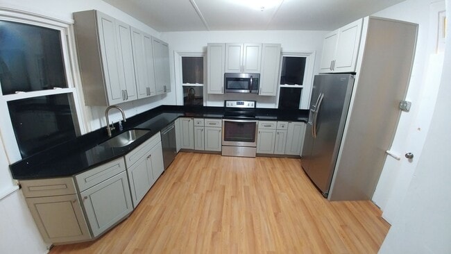 Building Photo - Large 3 bedroom, 2 bathroom freshly renovated house with stainless steel appliances!!