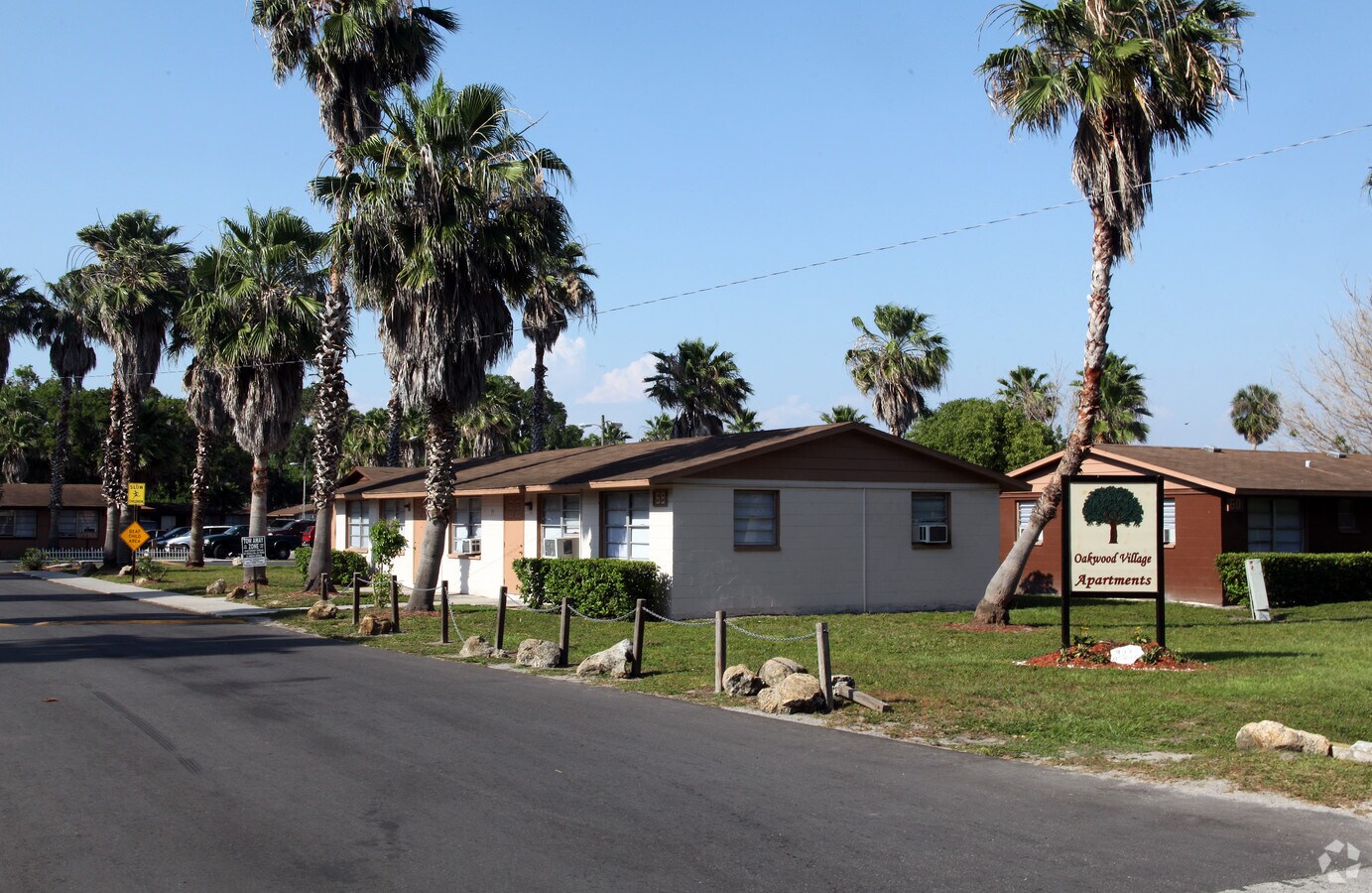 Oak Leaf Village - Oak Leaf Village Apartments