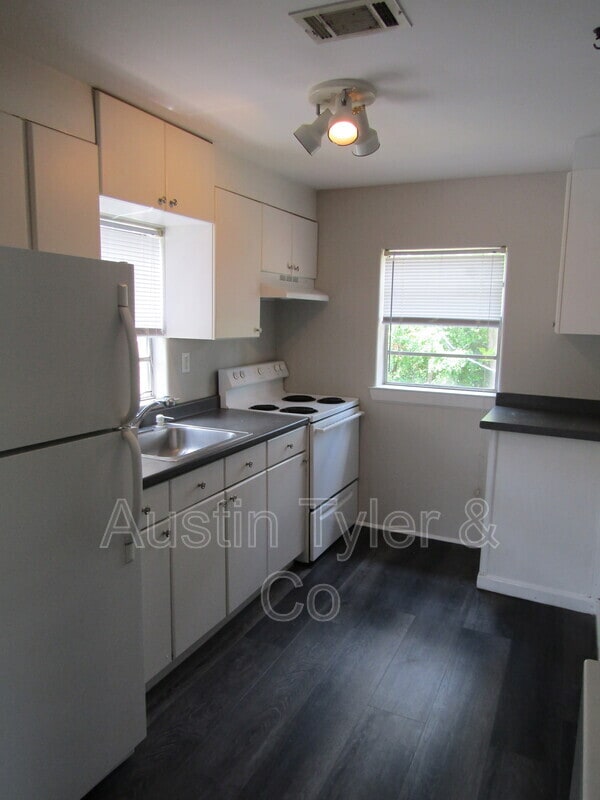 Photo - 2983A Smith St