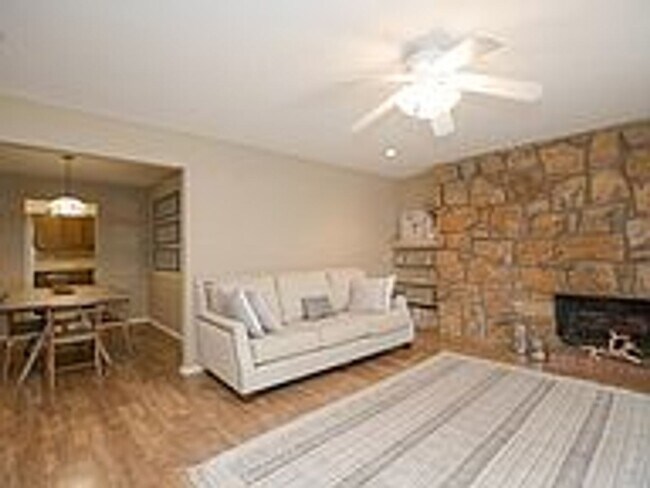 2432 E 55th Pl