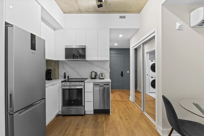 Photo - 742 Rue William Unit FL2-ID1254786P