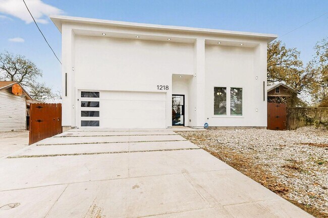 Photo - Modern 3 Bed, 3 Bath Home Near Downtown Dallas
