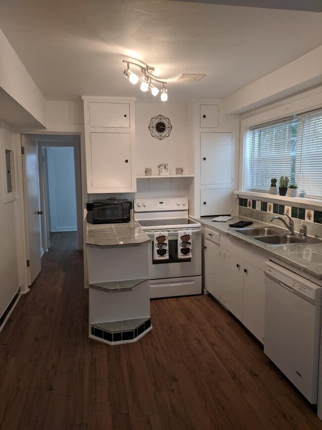 Building Photo - 1212 1st St S Unit 2