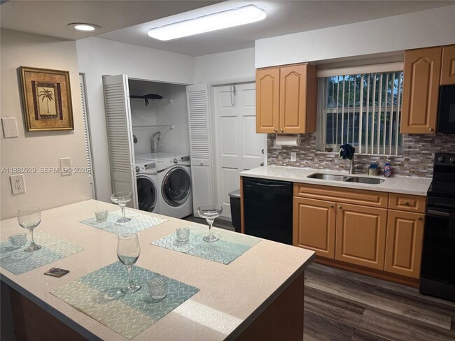 Photo - 2452 Madison St