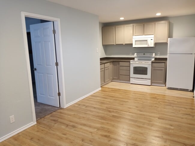 kitchen - 513 Wolf St Unit 4