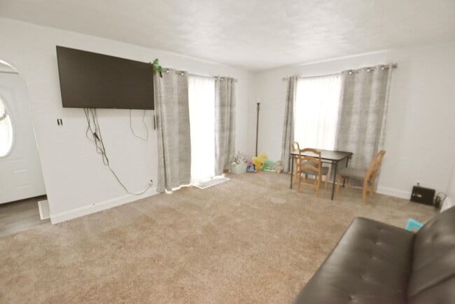 Photo - 3 bedroom home located 1 mile from the University of Notre Dame