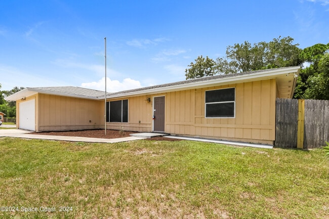 Photo - 701 NW Grenada St