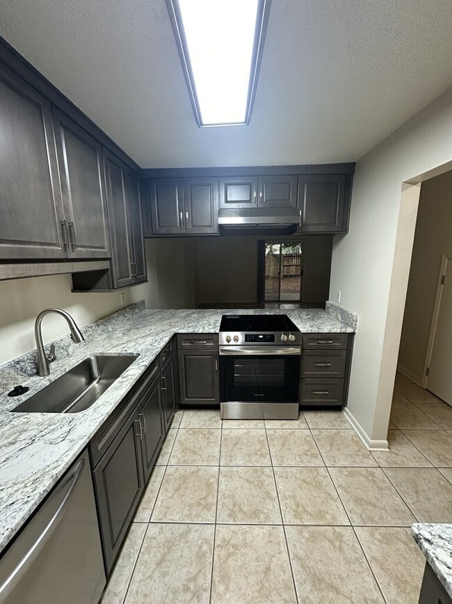 Building Photo - "Charming 2-Bedroom Townhouse in Ft Walton...