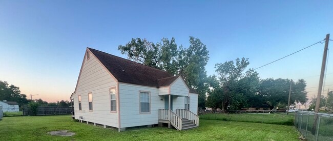 Building Photo - 7215 Apache St Rental