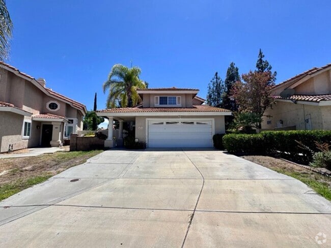Building Photo - Spacious 4 Bedroom Home with Expansive Bac...