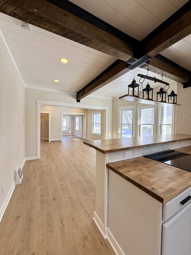 Photo - 553 Elm Ave E