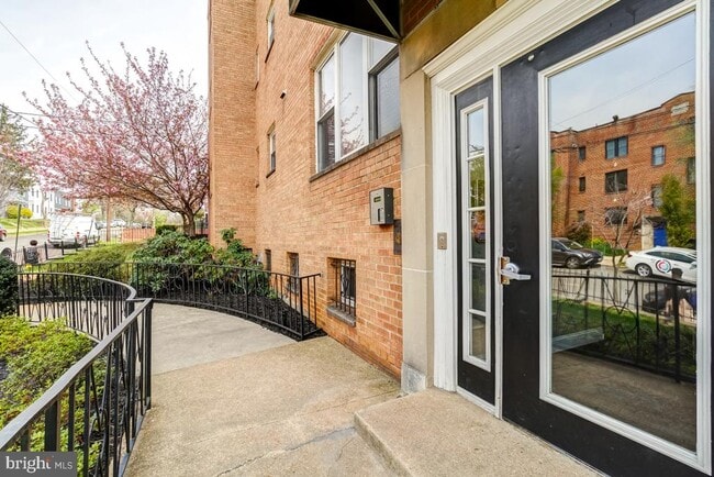 Building Photo - 401 Evarts St NE Unit 301