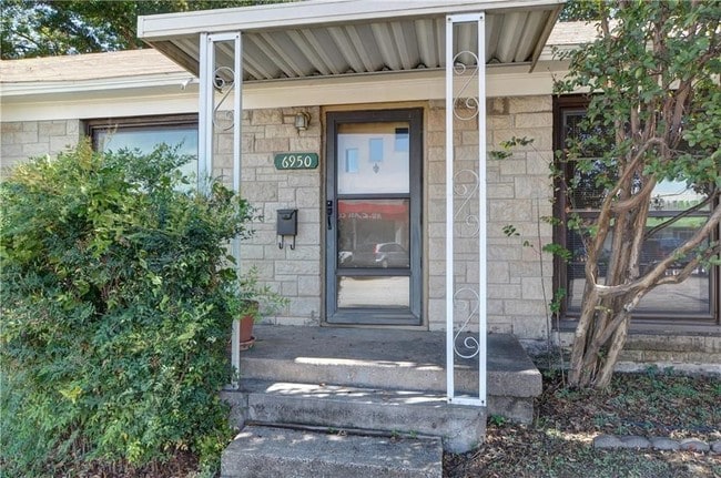 Building Photo - 6950 Hillcrest Ave Unit 1 Rental