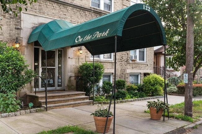 Photo - 122 W 39th St