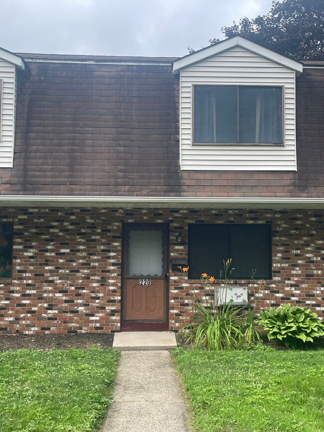 Building Photo - 220 Blakeslee St Unit 3
