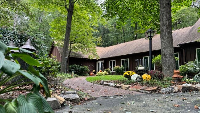 Building Photo - 9093 Spring Hill Ln