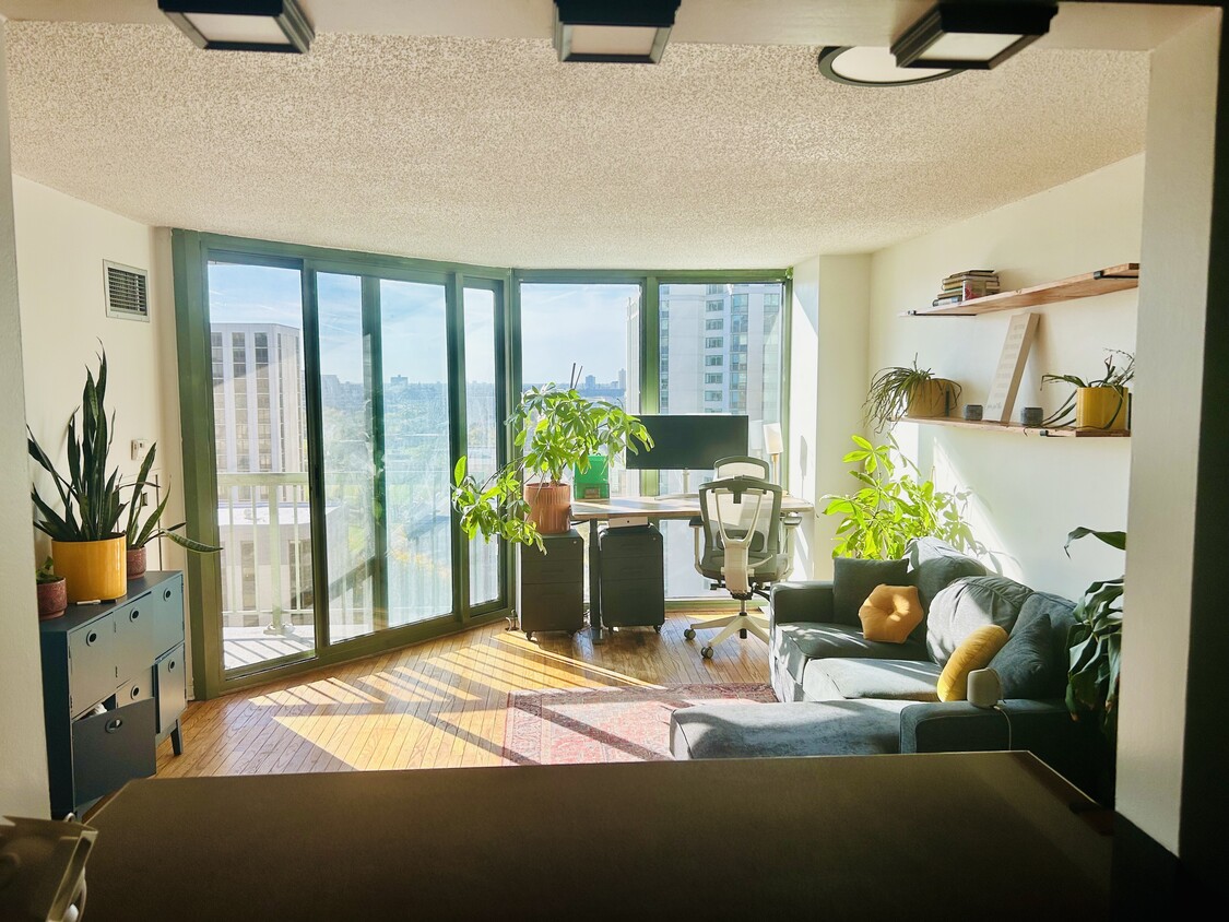 Photo - 111 W Maple St (Chicago, IL)