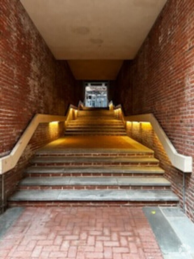 Building Photo - Bank Street Court Unit 301 Rental