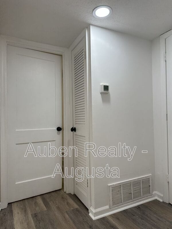 Photo - 461 Monetta St S E