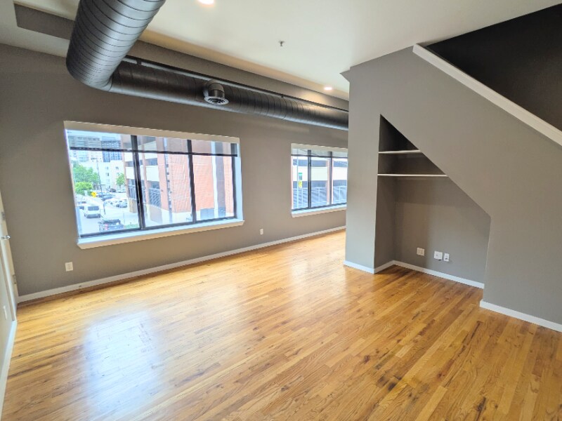 Photo - 70 W 6th Ave