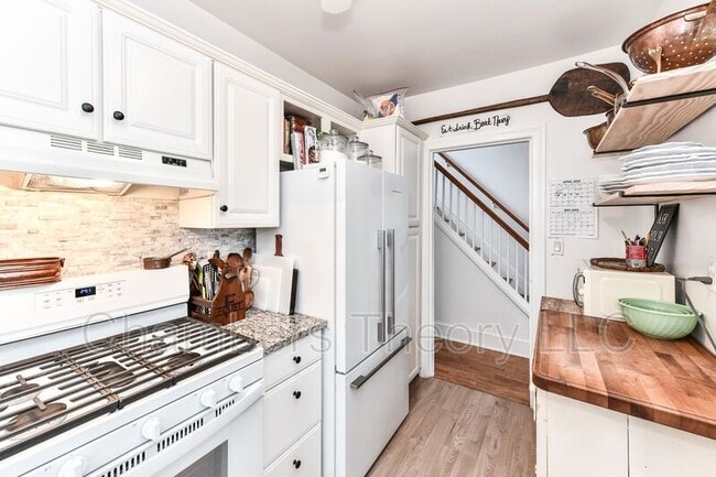 Photo - 2705 Russell Rd