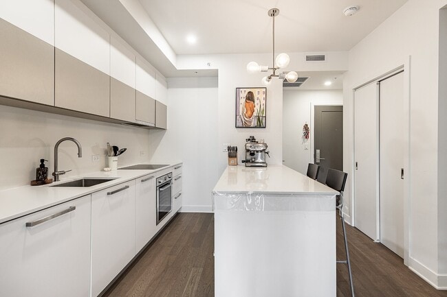Building Photo - 628 Rue Saint-Jacques Unit 702