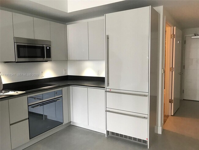 Building Photo - 1010 Brickell Ave Unit 2110