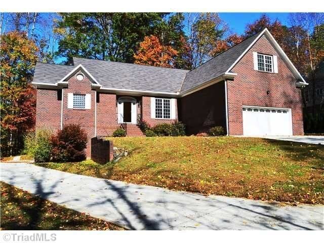 Building Photo - 1015 Pine Lake Dr